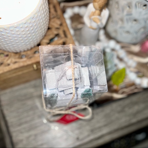 NEW PACK OF 3 MINI LIGHT UP XMAS HOUSES - Picture 3 of 6